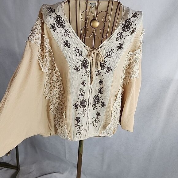 gimmicks Size M Lace & Embroidery Top - Picture 3 of 10